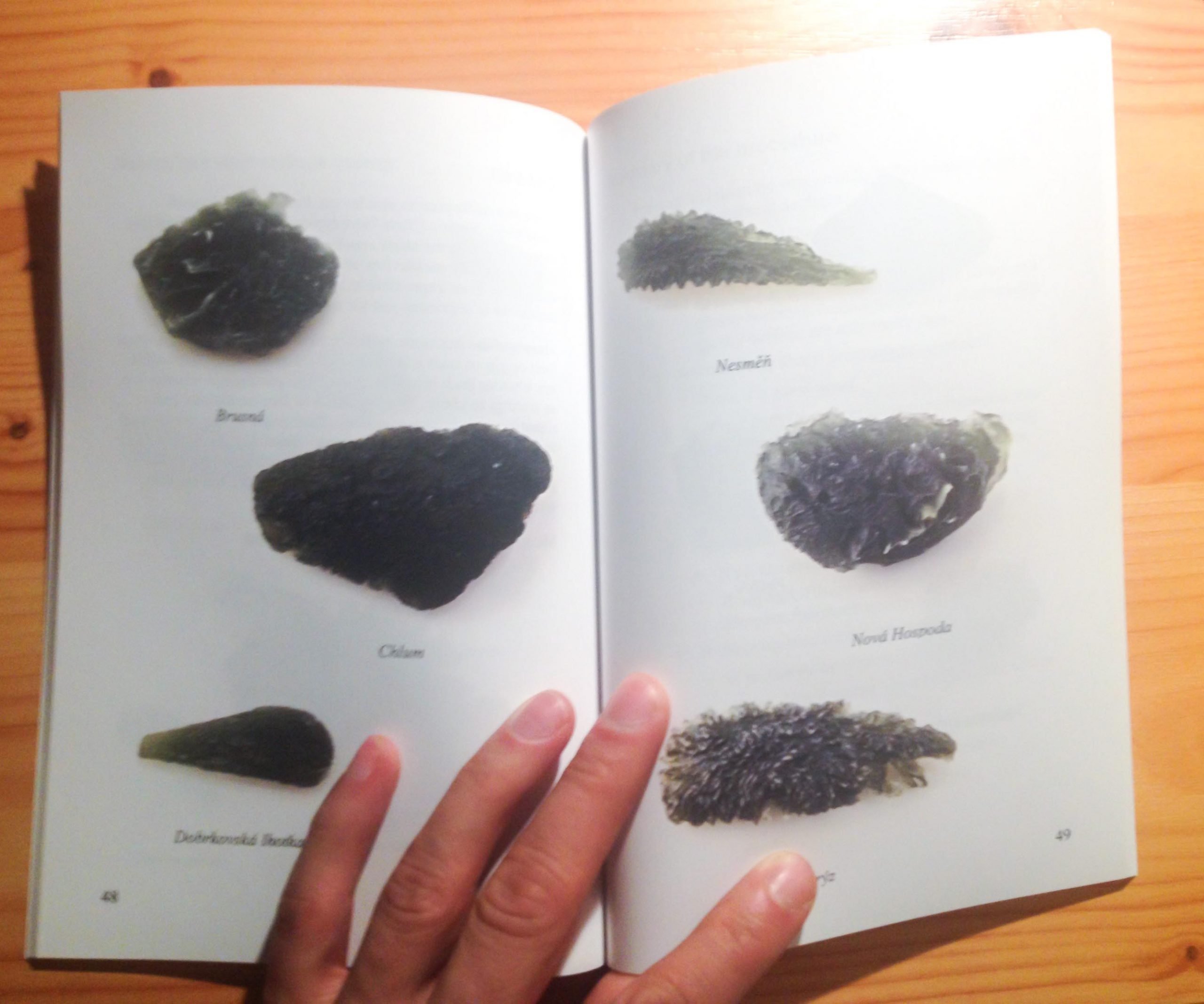 Book How to identify genuine moldavites and moldavite fakes