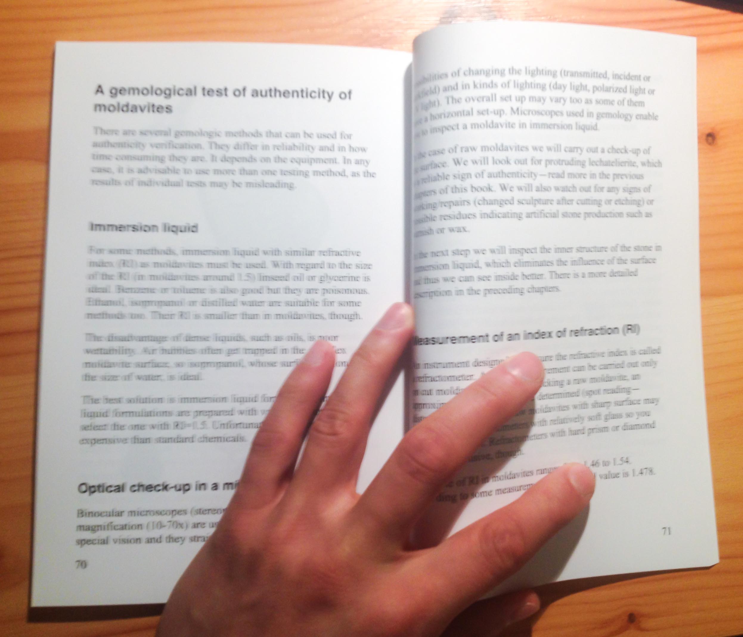 Book How to identify genuine moldavites and moldavite fakes